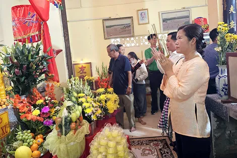 Hàng ngàn người ra sông Cần Thơ cầu an đầu năm mới