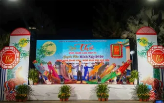 Bến Ninh Kiều đậm chất thơ trong đêm Nguyên tiêu