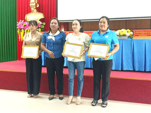 នារី​បក្ខ​ជន​គំ​រូ អស់​ពី​ចិត្ត​នឹង​ចលនា​នារី​នៅ​មូល​ដ្ឋាន