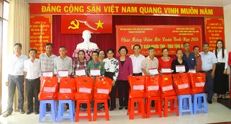 Trao 40 phần quà tặng nạn nhân chất độc da cam