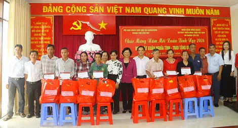 Trao 40 phần quà tặng nạn nhân chất độc da cam