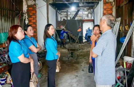 LĐLĐ thành phố thăm hỏi, hỗ trợ gia đình đoàn viên bị hỏa hoạn