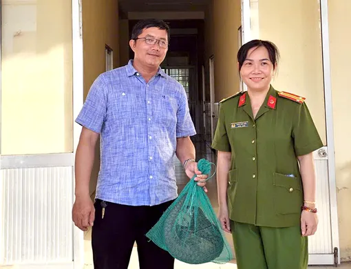 Người dân ở phường Cái Răng giao nộp cá thể tê tê quý hiếm