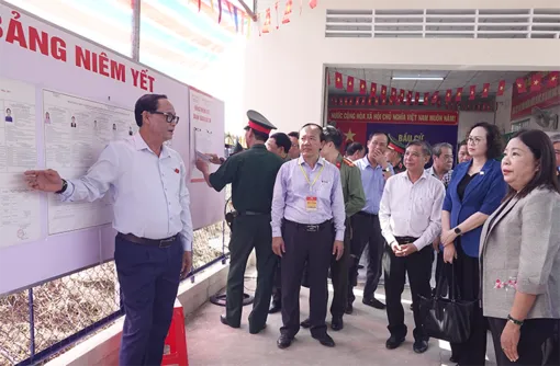 Phó Chủ tịch Quốc hội Trần Quang Phương kiểm tra công tác bầu cử tại xã Nhơn Ái