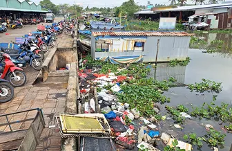 Cần xử lý dứt điểm nạn xả rác xuống kênh Cái Nhúc, khu vực chợ Vị Thanh