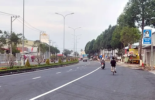 Đã giặm vá “ổ gà” trên đường Âu Cơ