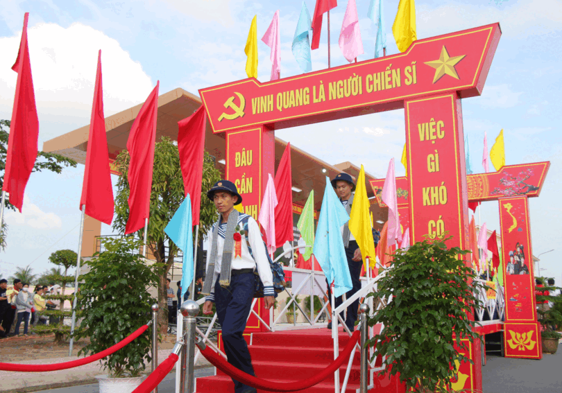 ពល​រដ្ឋ​ជាង ២.៣​០០ នាក់ ចេញ​ដំ​ណើរ​ទៅ​បំ​ពេញ​ភារ​កិច្ច​ការ​ពារ​មាតុ​ភូមិ