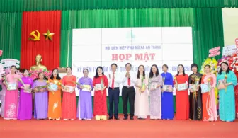 Chủ tịch Hội đồng Dân tộc của Quốc hội Lâm Văn Mẫn gặp gỡ, dự họp mặt nữ cán bộ tiêu biểu tại xã An Thạnh