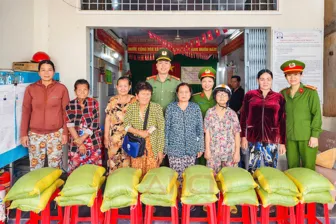 Công an phường Cái Răng tặng quà phụ nữ hoàn cảnh khó khăn