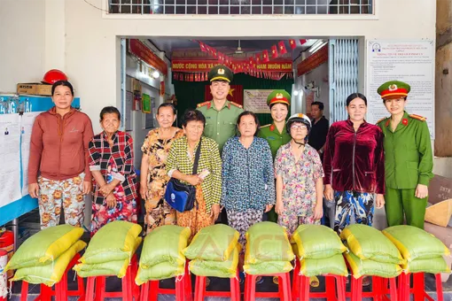 Công an phường Cái Răng tặng quà phụ nữ hoàn cảnh khó khăn
