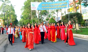 Đi bộ hưởng ứng Ngày Quốc tế Phụ nữ 8-3 và chào mừng bầu cử
