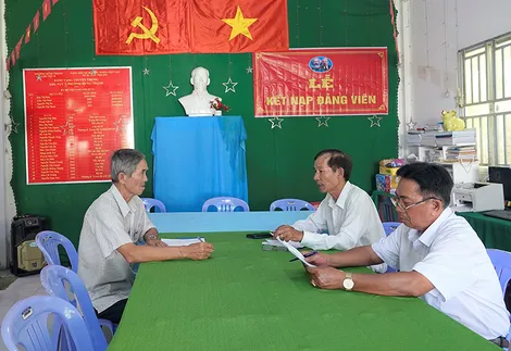 Tận tụy lo việc của nhân dân