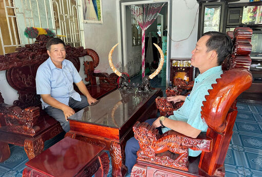 គំ​រូ​លេខា​សាខា​បក្ស និង​ជា​ប្រ​ធាន​ភូមិ "ប្រ​ជា​ចលនា​ប៉ិន​ប្រ​សប់"