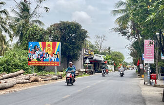 ទង់​ជាតិ​និង​ផ្កា​ចម្រុះ​ពណ៌ ភូមិ​ស្រុក​ត្រៀម​លក្ខណៈ​សម្រាប់​ថ្ងៃ​បុណ្យ​ទូ​ទាំង​ជន​ជាតិ
