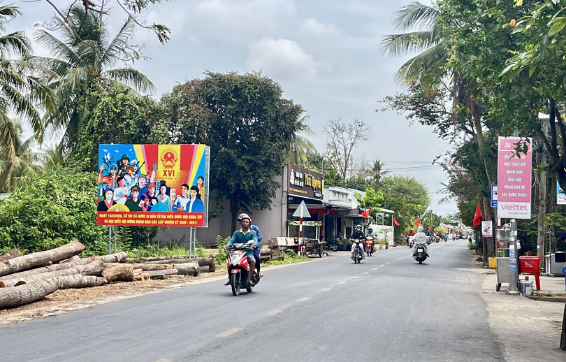ទង់​ជាតិ​និង​ផ្កា​ចម្រុះ​ពណ៌ ភូមិ​ស្រុក​ត្រៀម​លក្ខណៈ​សម្រាប់​ថ្ងៃ​បុណ្យ​ទូ​ទាំង​ជន​ជាតិ