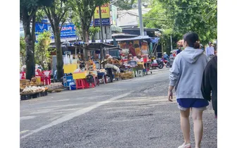 Mua bán lấn chiếm lề đường ngay cổng Khu du lịch chùa Dơi