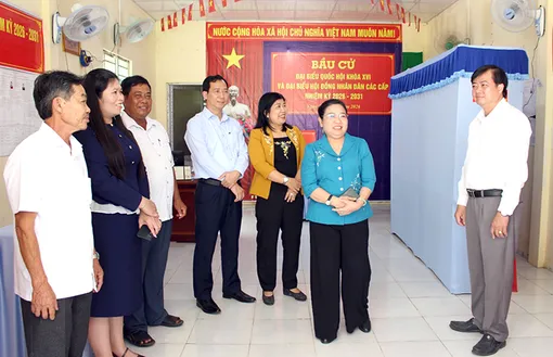 Chủ tịch Ủy ban MTTQVN TP Cần Thơ kiểm tra công tác chuẩn bị bầu cử tại Ban bầu cử số 20