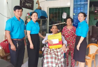 Thăm, tặng quà công nhân bị tai nạn lao động