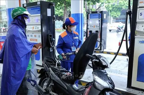 Tiếp tục chi mạnh quỹ bình ổn, xăng RON95 tăng giá nhẹ từ 22 giờ ngày 12/3