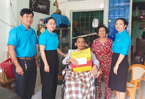 Thăm, tặng quà công nhân bị tai nạn lao động