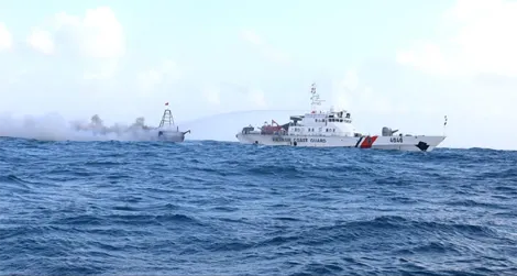 Bộ Tư lệnh Vùng Cảnh sát biển 4 kịp thời cứu 4 ngư dân trên tàu cá bị cháy