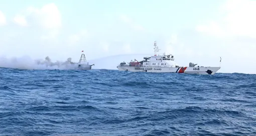 Bộ Tư lệnh Vùng Cảnh sát biển 4 kịp thời cứu 4 ngư dân trên tàu cá bị cháy