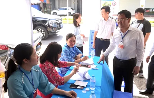 Ông Trần Văn Huyến kiểm tra các khu vực bỏ phiếu thuộc phường Phú Lợi, Mỹ Xuyên và Sóc Trăng