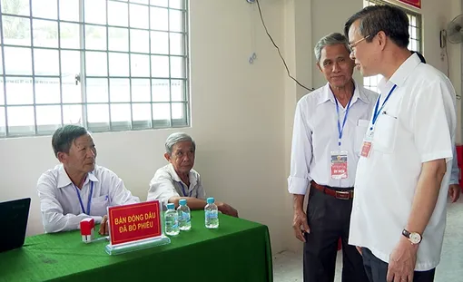Ông Trương Cảnh Tuyên kiểm tra công tác bầu cử tại xã Nhơn Ái