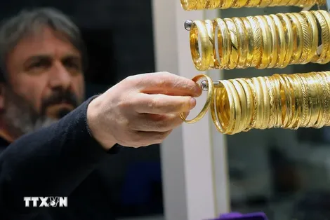 Giá vàng giảm xuống dưới ngưỡng 5.000 USD mỗi ounce khi xung đột kéo dài