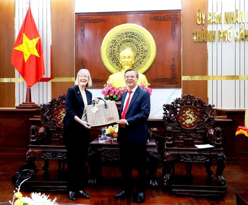 ថ្នាក់​ដឹក​នាំ​ទី​ក្រុង​ទទួល​ជួប​និង​ធ្វើ​ការ​ជា​មួយ​ឯក​អគ្គ​រដ្ឋ​ទូត​ពេញ​សិទ្ធ​អូ​ស្ត្រា​លី​ប្រ​ចាំ​នៅ​វៀត​ណាម