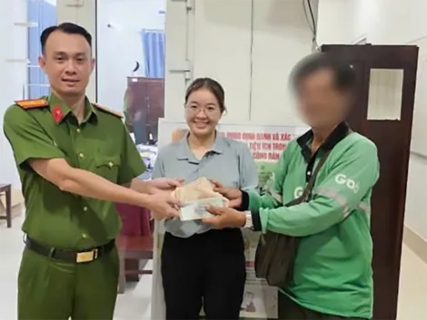 Tài xế xe grab trả lại số tiền lớn cho người đánh rơi