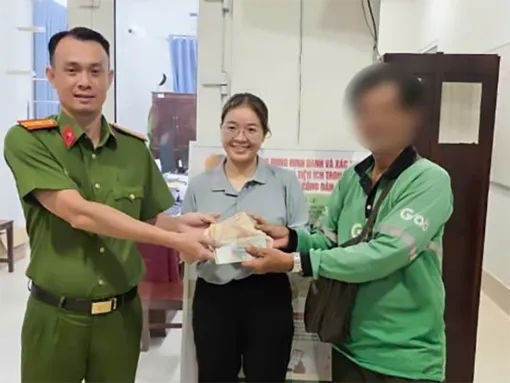 Tài xế xe grab trả lại số tiền lớn cho người đánh rơi