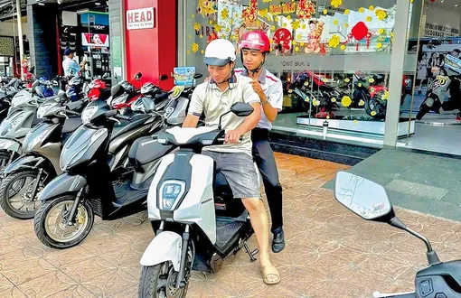 Giá xăng dầu biến động, thị trường xe máy điện sôi động