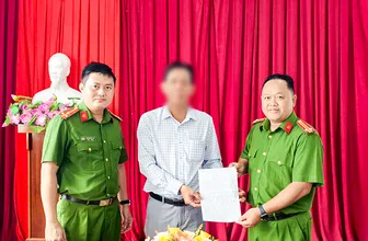 Công an phường Cái Răng hỗ trợ người dân nhận lại gần 1 tỉ đồng chuyển khoản nhầm