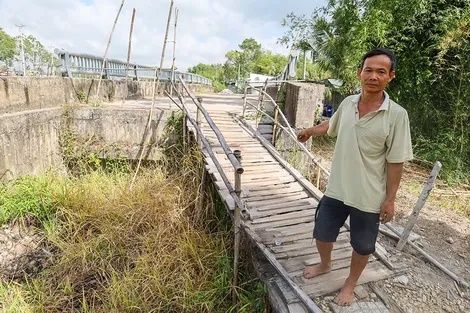 Cầu xây dang dở nhiều năm, đi lại khó khăn
