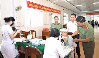 Khám mắt, phát thuốc, tặng quà người có hoàn cảnh khó khăn