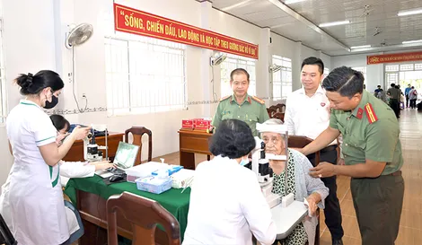 Khám mắt, phát thuốc, tặng quà người có hoàn cảnh khó khăn