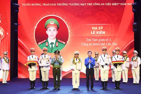 Chiến sĩ Lê Kiên được Bộ Công an trao giải thưởng  “Gương mặt trẻ Công an tiêu biểu”
