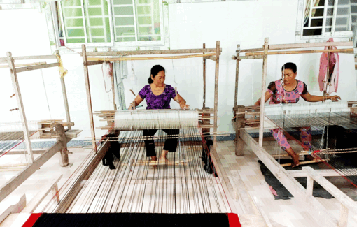 ដំ​ណើរ​ការ​បង្កើត​និង​ការ​ខិត​ខំ​អភិ​រក្ស​របរ​ត្បាញ​ហូល​ខ្មែរ​នៅ​ឃុំ​អាង​កឺ