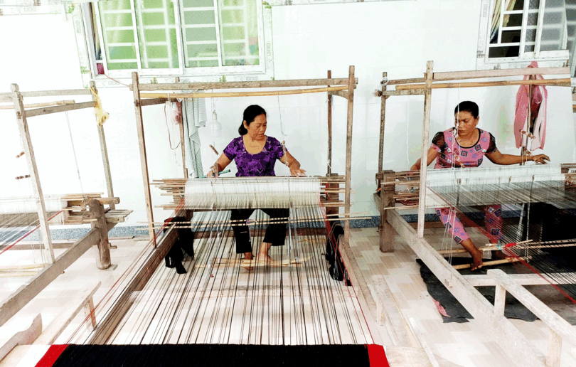 ដំ​ណើរ​ការ​បង្កើត​និង​ការ​ខិត​ខំ​អភិ​រក្ស​របរ​ត្បាញ​ហូល​ខ្មែរ​នៅ​ឃុំ​អាង​កឺ