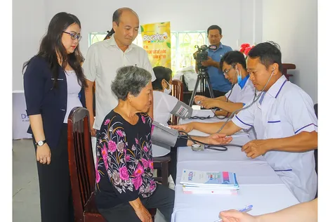 Tư vấn sức khỏe, tặng quà đến hội viên, phụ nữ có hoàn cảnh khó khăn