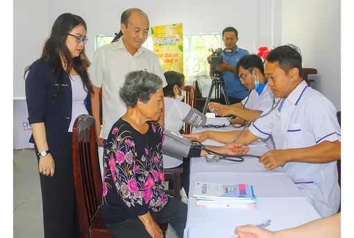 Tư vấn sức khỏe, tặng quà đến hội viên, phụ nữ có hoàn cảnh khó khăn