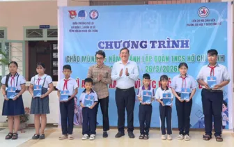 Khám bệnh, cấp thuốc miễn phí và trao tặng quà hơn 100 người có hoàn cảnh khó khăn