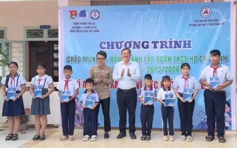 Khám bệnh, cấp thuốc miễn phí và trao tặng quà hơn 100 người có hoàn cảnh khó khăn