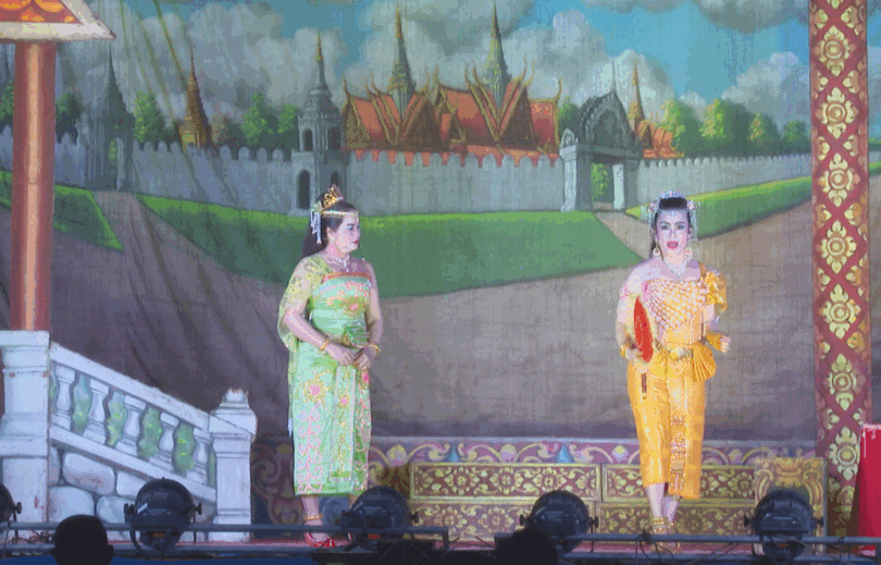 ក្រុម​សិល្បៈ​ខ្មែរ​ទី​ក្រុង​កឹង​ធើ ខិត​ខំ​អស់​ពី​កម្លាំង​កាយ​ចិត្ត​ដើម្បី​សម្ដែង​បម្រើ​ទស្ស​និក​ជន​ក្នុង​រដូវ​ប្រាំង