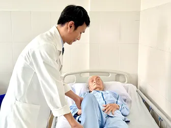 Cụ bà 87 tuổi đi lại được sau 5 ngày thay khớp háng