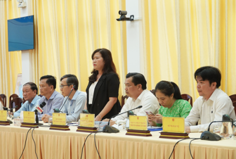 ប្រ​គល់​ជូន​ផែន​ទី​ប្រ​ទេស​វៀត​ណាម​នៅ​ទី​ក្រុង​កឹង​ធើ