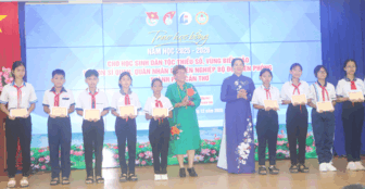 រួម​ដំ​ណើរ​ជា​មួយ​សិស្ស​ក្រី​ក្រ