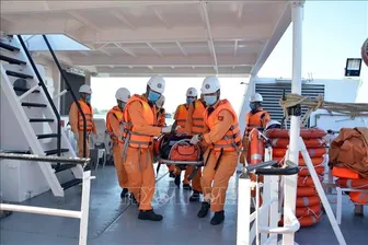 Cấp cứu, đưa về bờ điều trị an toàn một thủy thủ tàu nước ngoài
