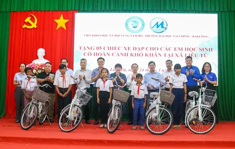 Viện Khoa học xã hội vùng Nam Bộ thăm và tặng quà học sinh nghèo, gia đình chính sách xã Liêu Tú